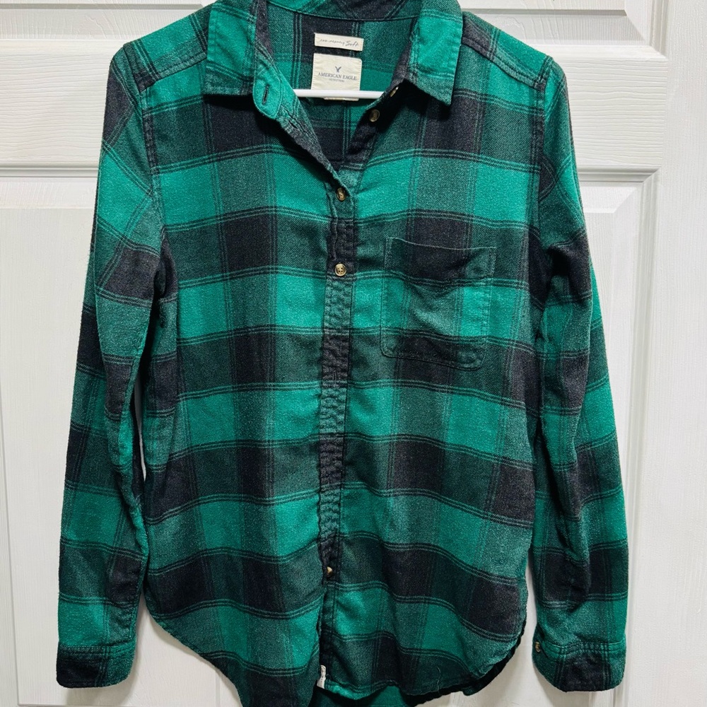 American Eagle Outfitters Green and Black Plaid Flannel